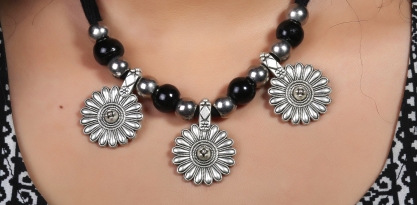 3 flower pendant black Alloy Neckpeice